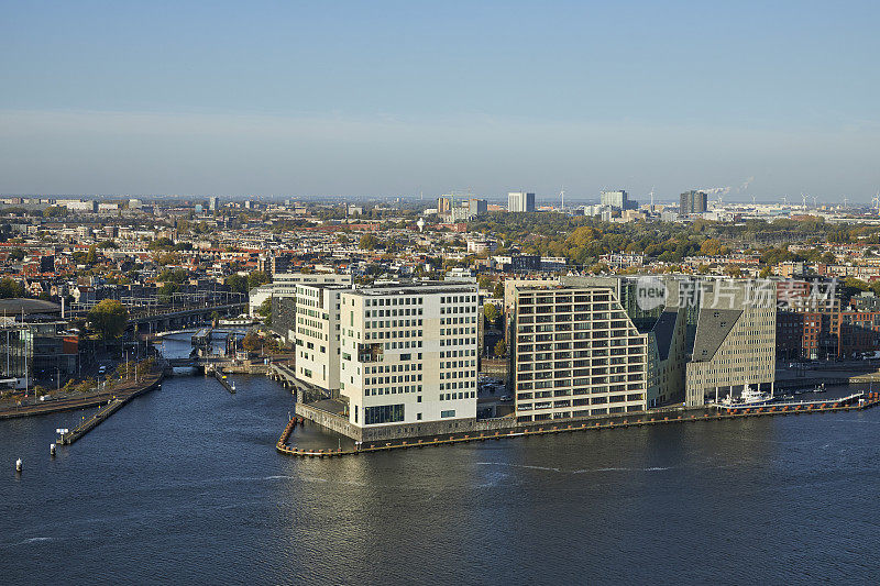 阿姆斯特丹IJdok现代建筑的A'Dam tower视图